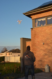 Couvreur télécommandant un drone en région de Namur - Andenne