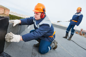 Pose de revêtement sur toit plat