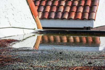 Maison avec toit plat et toit en pente en tuiles