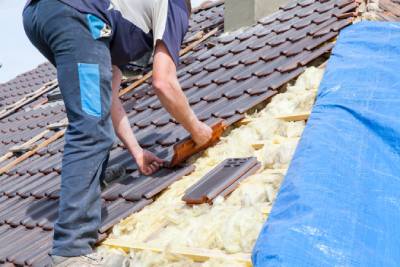 Rénovation de toiture en tuiles avec couche d'isolant en laine de verre